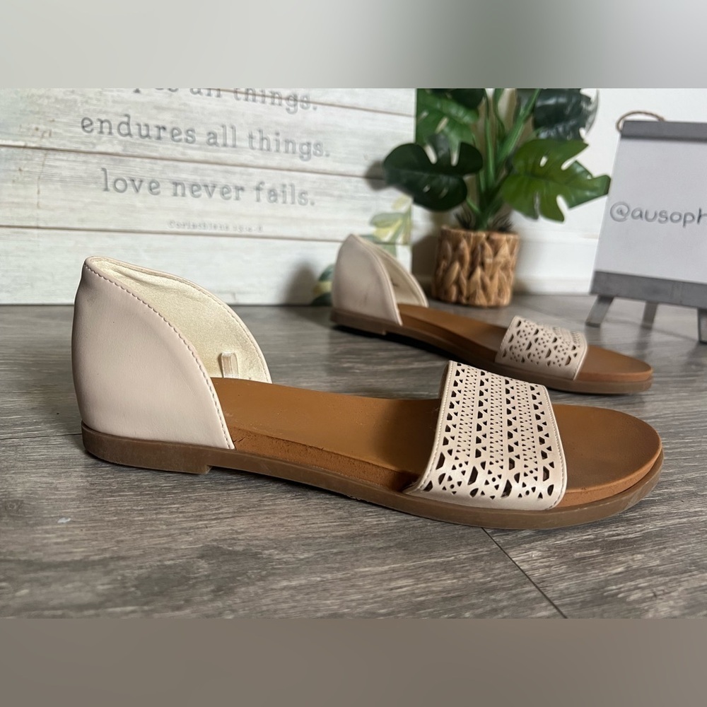 Andiamo Camilla Bohemian Cream and Tan Laser Cut Slip On Sandals. Size 7.5